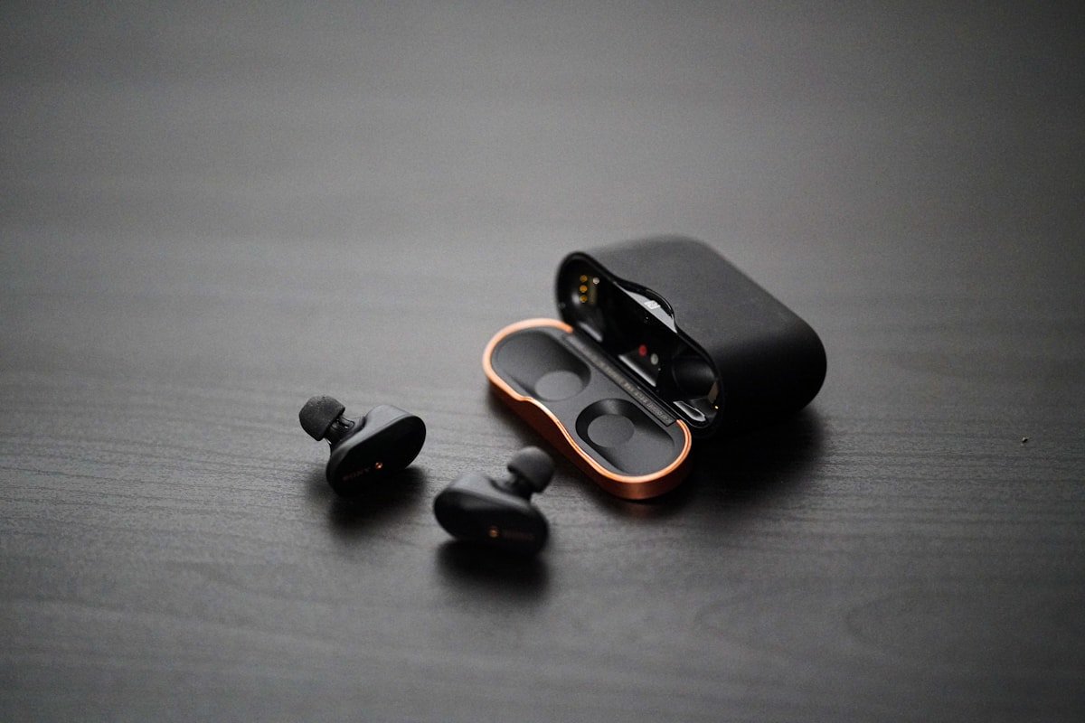 Wireless earbuds with charging case